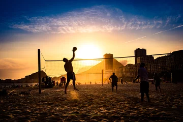 Crédence de cuisine en verre imprimé Copacabana, Rio de Janeiro, Brésil Silhouettes of Men Playing Beach Volleyball by Sunset in Copacabana, Rio de Janeiro