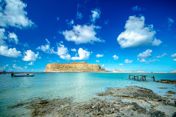 Fototapeta premium Amazing panorama of Balos Lagoon with magical turquoise waters, lagoons, tropical beaches of pure white sand and Gramvousa island on Crete, Greece