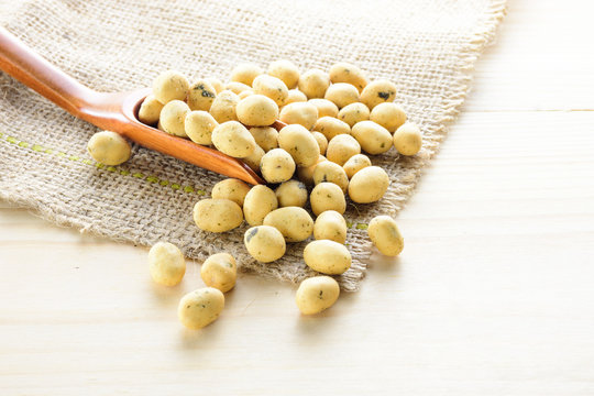 Coated peanuts seaweed flavor