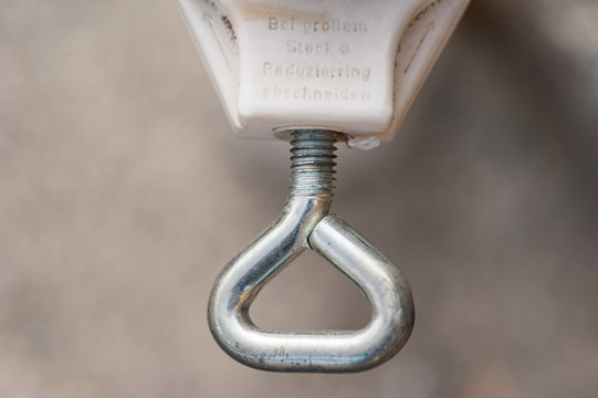 Schraubhaken in Plastikgewinde