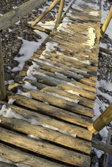 holzbohlenweg mit schneeresten