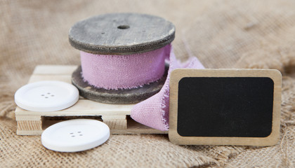 fourniture de couture et tableau noir