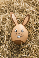 bemalte Ostereier im Heu