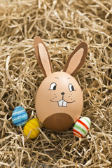 bemalte Ostereier im Heu