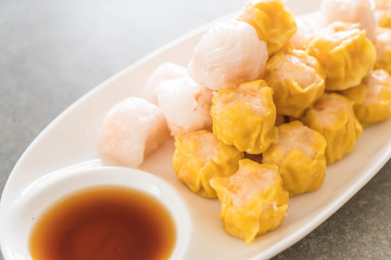  Stream shrimp dumplings with sauce