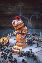 muffin with currants on a dark background. muffins lined tower, for travel along the surface of the smoke. fabulous concept