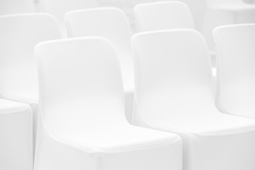 Obraz premium Soft white chairs stand in a row