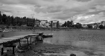 Obraz premium Old wooden pier and boat