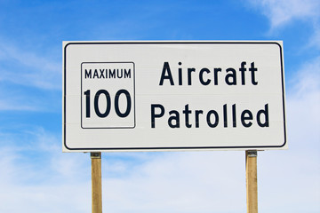 Obraz premium Closeup of an Aircraft Patrolled Sign with Maximum Speed Limit