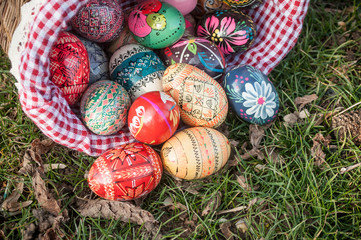 Oeufs de Pâques décorés dans l'herbe