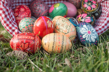 Oeufs de Pâques décorés dans l'herbe