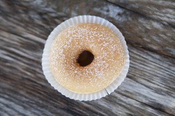 donuts sur fond de bois