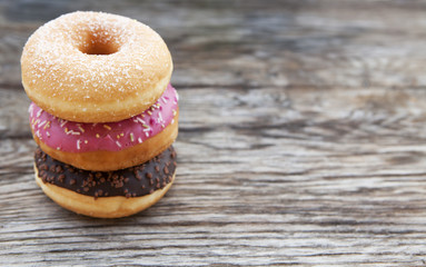 pile de trois donuts
