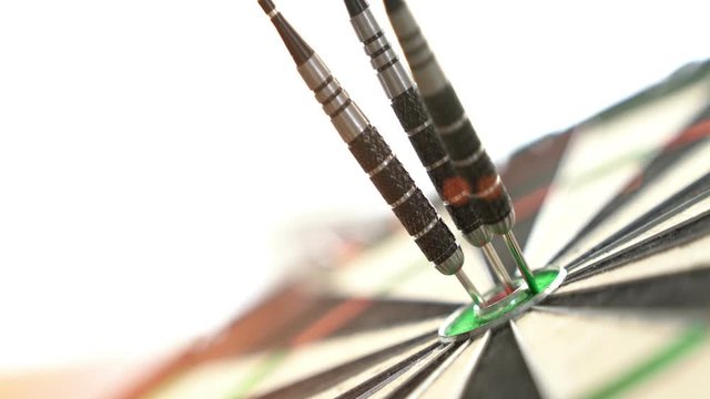 Dartpfeile treffen ins Zentrum - pr&auml;zise Businesskonzept