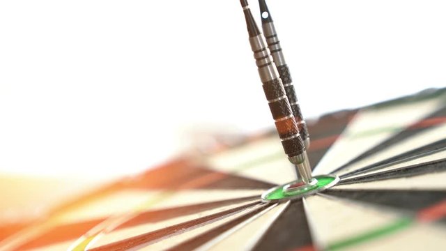 Dartpfeile treffen ins Zentrum - pr&auml;zise Businesskonzept