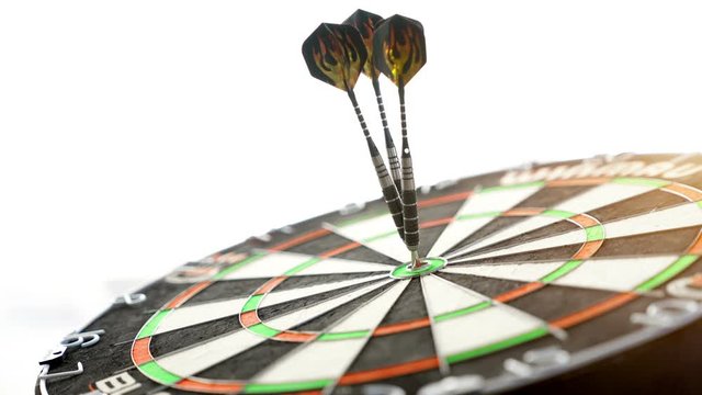 Dartpfeile treffen ins Zentrum - pr&auml;zise Businesskonzept