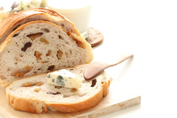 blue cheese on french bread