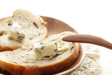 blue cheese on french bread