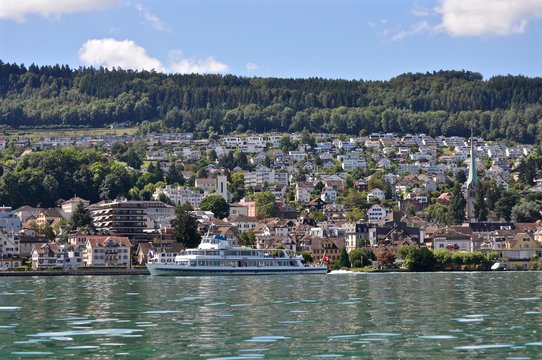 Stadt Horgen am Z&uuml;richsee, Kanton Z&uuml;rich, Schweiz, mit Passagierschiff