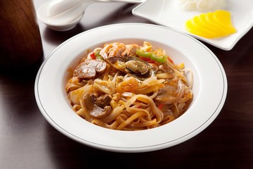 Delicious stir-fried rice noodles made from fresh mussels, shrimp, shellfish and seafood