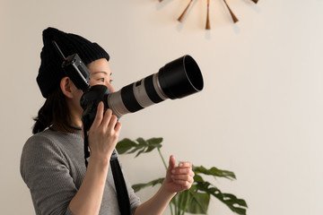 写真を撮る女性