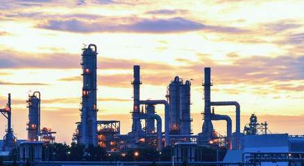 Obraz premium Oil refinery at twilight