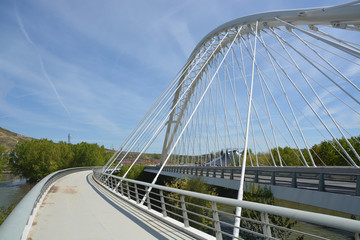 Obraz premium puente de arquitectura moderana