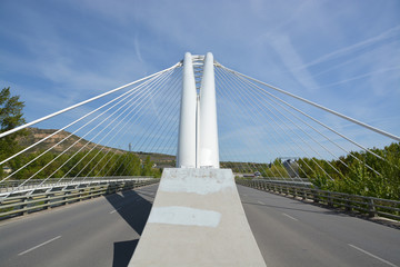 Fototapeta premium puente colgante de arquitectura moderna