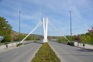 Fototapeta na wymiar carretera sobre un puente