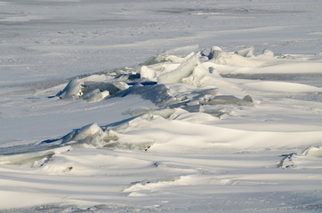 Fototapeta na wymiar Snow drifts on the river.