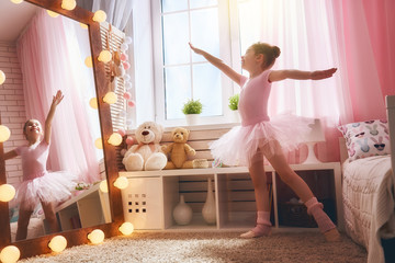 girl dreams of becoming a ballerina - obrazy, fototapety, plakaty