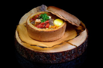 vegetables with meat in a plate of bread