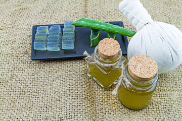 Spa compressing ball Fresh aloe vera gel on black ceramic dish with aloe  vera essential oil and ...