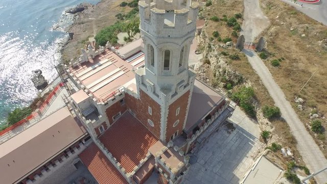 Flight from the castle to the ground in a small Sicilian village
Drone castle in Sicily