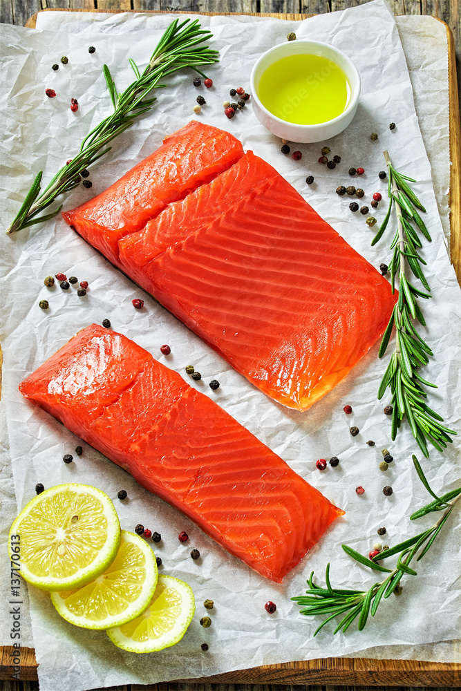 Poster salted salmon fish fillet with fresh rosemary