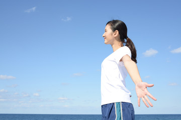 海岸で寛ぐ女性