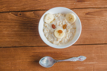 Овсяная каша оформленная в виде медведя для малыша.