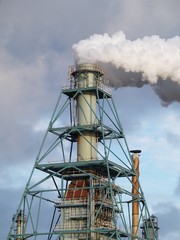 噴煙を上げる煙突