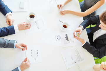 Business Team beschäftigt mit Statistik