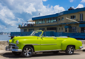 Gelber amerikanischer Chevrolet Cabriolet Oldtimer parkt auf dem Malecon in havanna Kuba - Serie Kuba 2016 Reportage