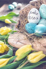 Ostereidekoration mit gelben Tulpen