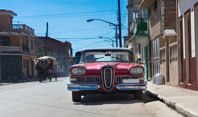 Amerikanischer roter Ford Edsel Oldtimer parkt in der Seitenstrasse in Santiago de Cuba - Serie Kuba Reportage