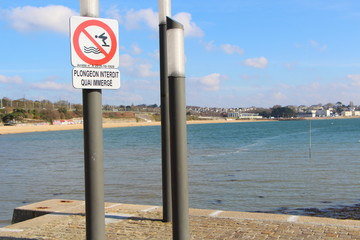 Pancarte plongeon interdit dans un quai