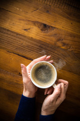 コーヒーを持つ女性