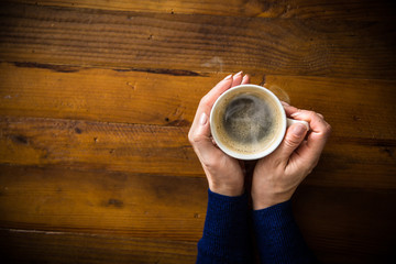 コーヒーを持つ女性