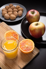 colazione: mele, noci e cerali