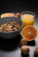 colazione: mele, noci e cerali