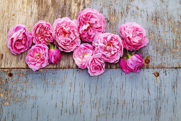 pink roses bouquet on wooden background
