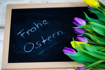 Kreidetafel mit Tulpen, Frohe Ostern,