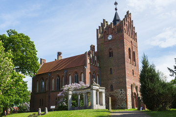 Denkmal vor der Kirche